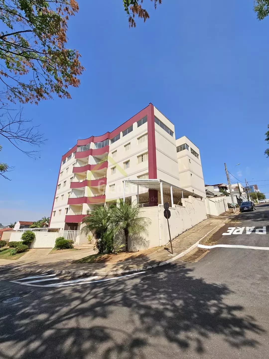 Cobertura Duplex 220 m² para Alugar no Jardim Centro – Patos de Minas | 3 Quartos (1 Suíte) – R$ 2.200,00