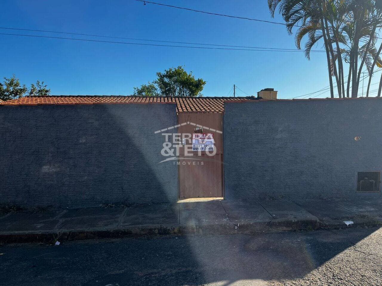 Casa Padre Eustáquio - Patos de Minas, aluguel por R$ 887/mês