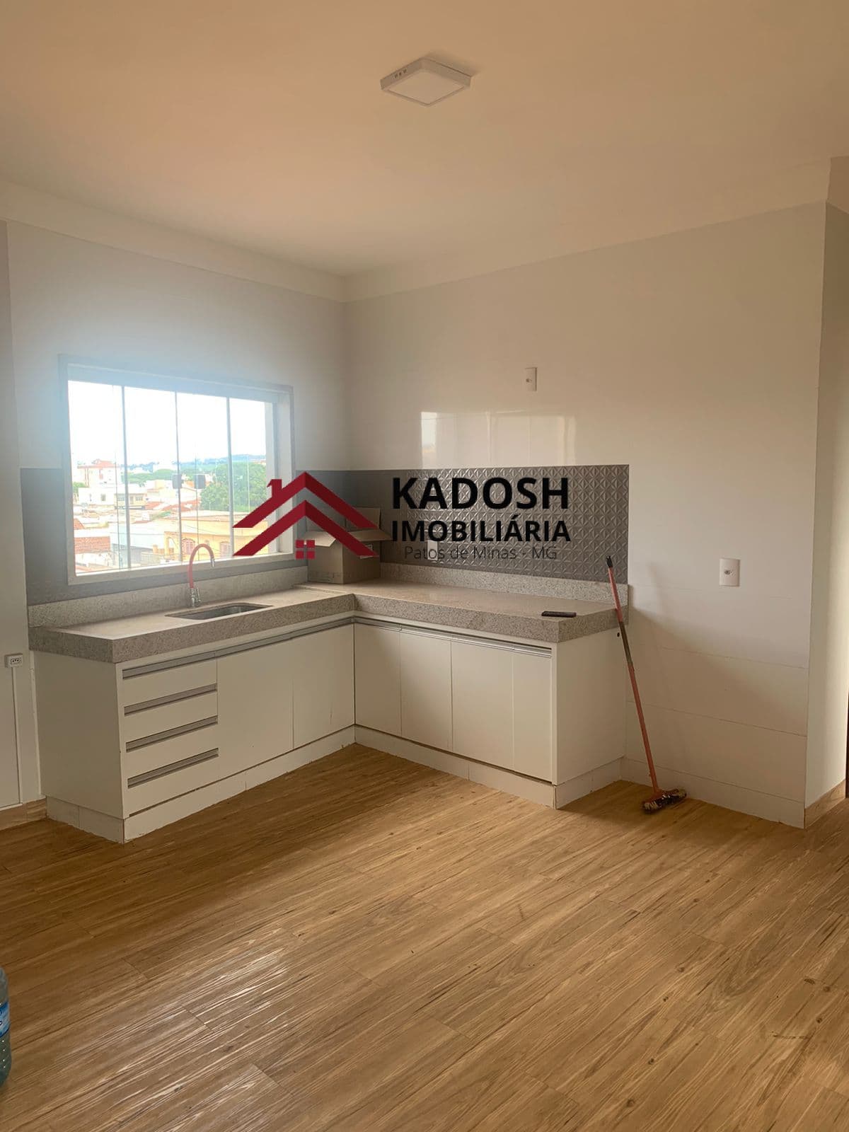 Aluga-se apartamento localizado no Bairro Santa Terezinha, Rua Rui Barbosa